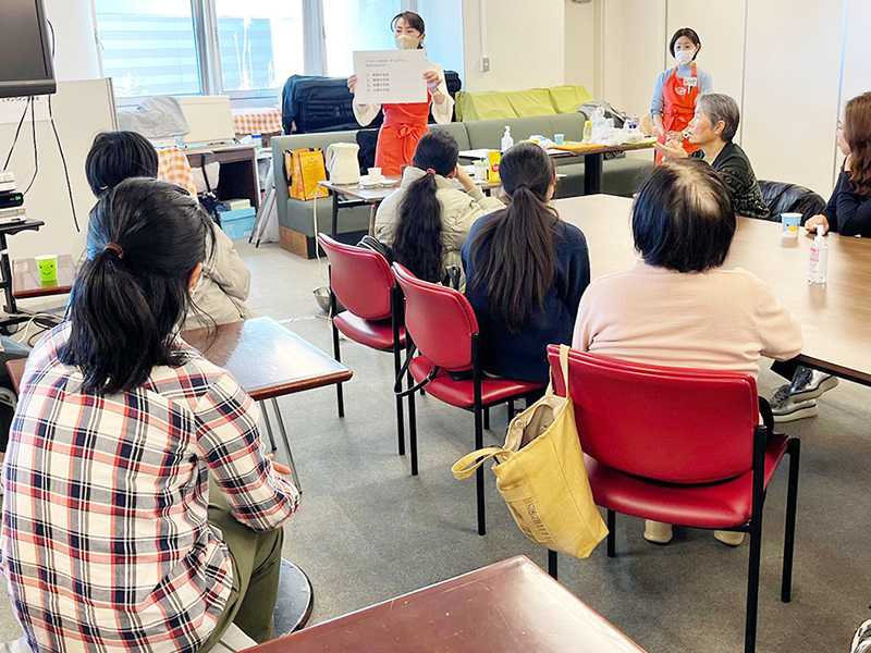 ワーカーズコープ連合会本部の社会連帯活動　みんなのふくろう食堂は春休み紅茶講座　お茶を囲んで会話盛り上がる